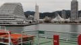 40分で神戸港を一周。船から神戸の町並みや重工業の工場をのぞむ。