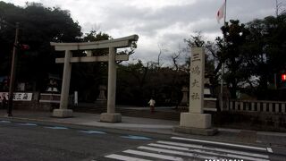 旧東海道に面した三島最大の神社です。