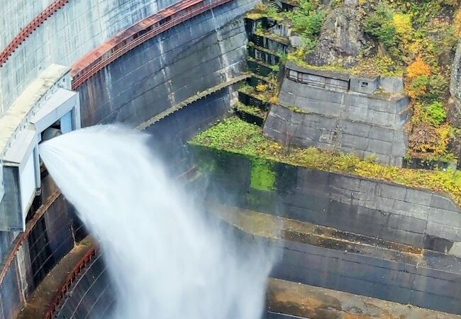 豊平峡へ紅葉シーズンに行ってみた　放流している豊平峡ダム