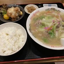 夕食 ちゃんぽんハーフとチキン南蛮のセット