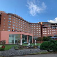 湖側からみたホテル外観