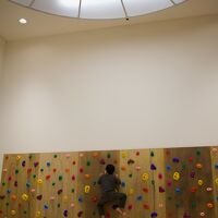 子供が遊べるスペース。ボルダリングや黒板、おもちゃに絵本。