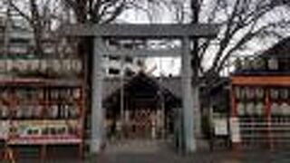 左右に赤い顔と黒い顔の大きな獅子頭が