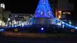 ビルの外も中も賑わっていました