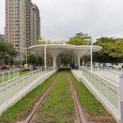 2022年10月05日開業した高雄捷運環状軽軌の駅で、高雄ライトレールに乗るのも良いですが、線路沿いをノンビリ散策するのもお薦めです。