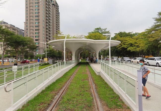 2022年10月05日開業した高雄捷運環状軽軌の駅で、高雄ライトレールに乗るのも良いですが、線路沿いをノンビリ散策するのもお薦めです。