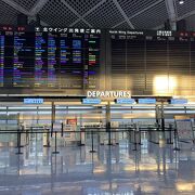早朝の成田空港