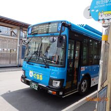 青い車体のバス