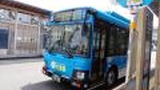 秋田市中心市街地の主要スポットを巡回する青い車体のバス