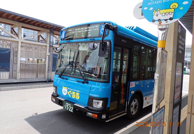 秋田市中心市街地の主要スポットを巡回する青い車体のバス