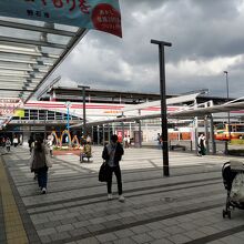 明石駅南口。手前に山陽電鉄、その向こうにJRのホームがある。