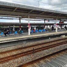 山陽電鉄の線路とホーム。