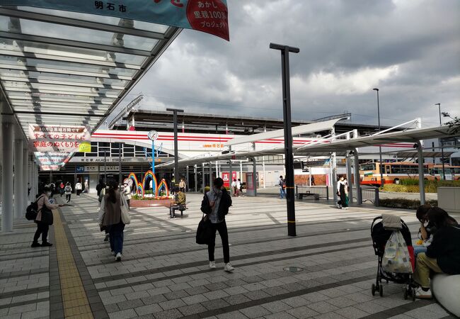 ＪＲ神戸線と山陽電鉄本線の明石駅が隣接　