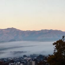 朝、部屋から雲海を望む