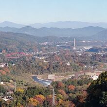 秩父市内の公園橋を望む