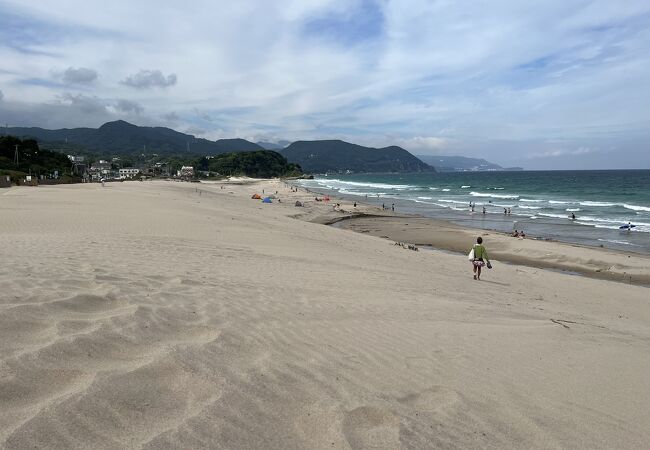 真っ白な砂浜の海水浴場