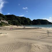 家族連れに人気の遠浅の海岸