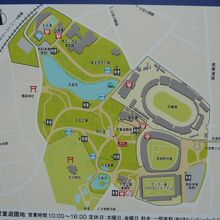緑色の大宮公園の敷地内に、埼玉縣護国神社の施設が残っています