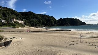 家族連れに人気の遠浅の海岸