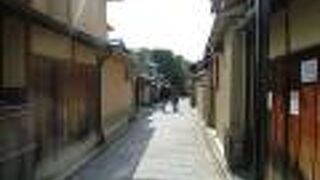 「京の坂みち一念坂」の石柱が