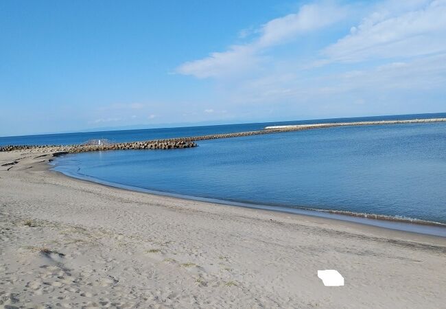 広い砂浜の海水浴場