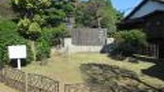 西蓮寺本堂裏に建っています