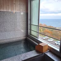 部屋には眺望の良い、半露天のお風呂も完備！