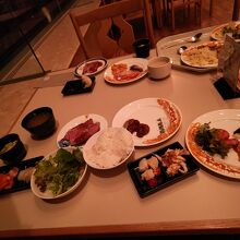 夕食バイキングの様子。色々なおかずがありました。