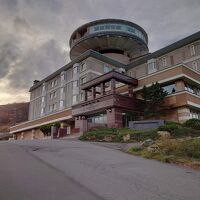 坂の下からでもはっきり目立つ、派手な建物が目印です。