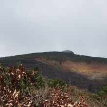 登山道から安達太良山山頂を望む