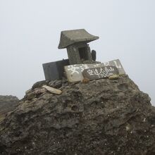 安達太良山山頂にある祠。ガスが出て景観が得られず残念でした。