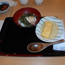 佐和朝食の海ブドウ丼と出汁巻き卵