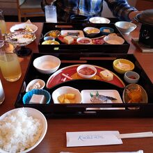 朝食はお膳スタイルで提供。こちらも個室食でした。