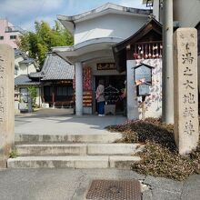 大きな白い地蔵尊がある仏堂。