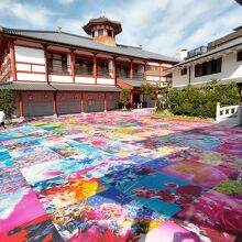 椿の湯の中庭は一面の花模様。