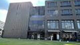 図書館やホールなどが入る