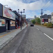 （寿司屋通り）　寿司屋通りは坂になっており、小樽駅側からは下り