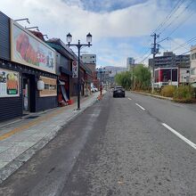 20軒近く寿司屋が軒を連ねています