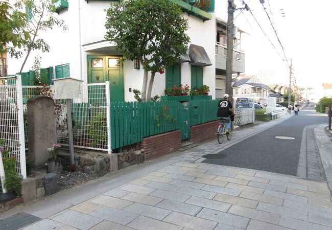 住宅街の 細い路地の 端っこの 分かりずらい場所にあります