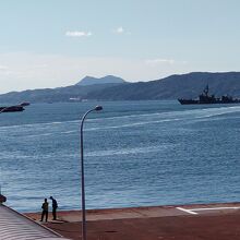 自衛艦とフェリー。対岸は江田島、その向こうに大黒神島。