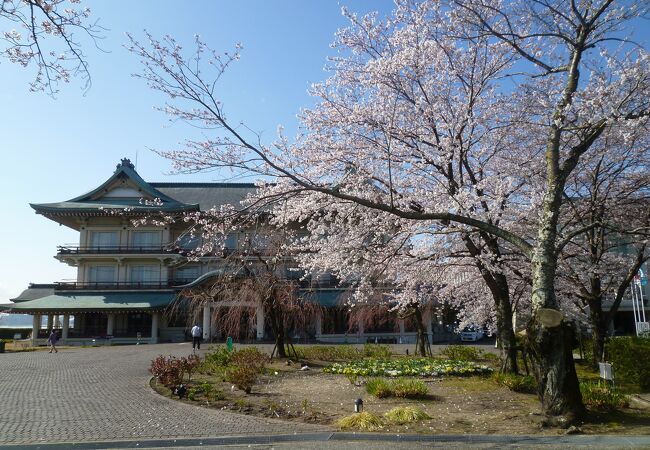 柳が崎湖畔公園入口にある桜回廊