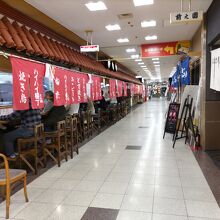 地下1階の飲食街の店舗。平日の昼過ぎでも、多くの客が飲酒。