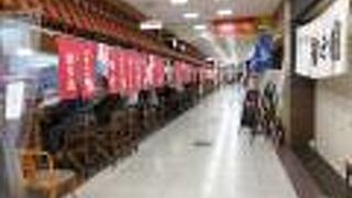 地下の飲食街では、安くお酒を楽しめる。