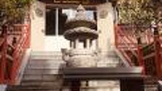 仙人等の像がある