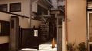 建物に挟まれる