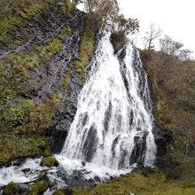 国道沿いの駐車場からすぐに、立派な滝を見れちゃいます。