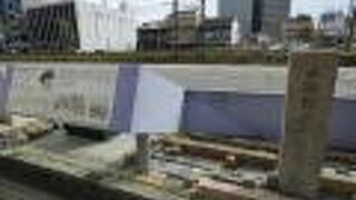 旧紀街道沿いにひっそりと建つ石碑