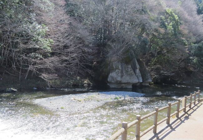 武茂川沿いにある奇岩です。
