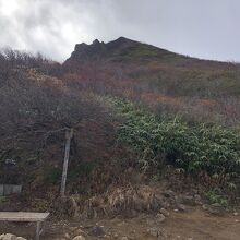 弘法清水から見る磐梯山山頂。25分ほど急登が続きます。