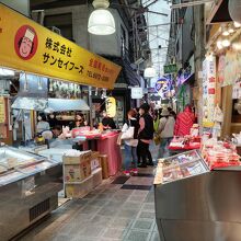 鶴橋駅近くの店はかなり活気を取り戻している。